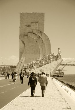 Lisbon, Portekiz - 22 Nisan 2015: Turist Belem çeyreğinde Tagus Nehri (Padrao dos Descobrimentos) keşifler Anıtı ziyaret. Yaşlı fotoğraf. Siyah ve beyaz.