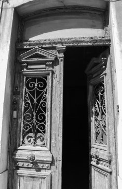 Açılan kapı zil butonları ile. Eski yerleşim merkezinin Lizbon (Portekiz) bina giriş. Işık ve gölge oyunu. Siyah ve beyaz fotoğraf.