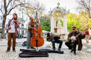 Lisbon, Portekiz - 22 Nisan 2015: Dört tanımlanamayan sokak müzisyenleri caz ve halk müziği şehir meydanında turistler ve vatandaşların için oynamak.