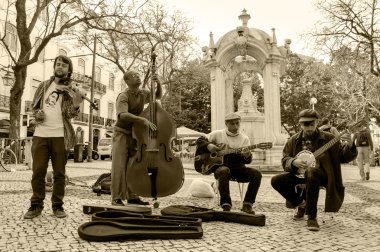 Lisbon, Portekiz - 22 Nisan 2015: Dört tanımlanamayan sokak müzisyenleri caz ve halk müziği şehir meydanında turistler ve vatandaşların için oynamak.