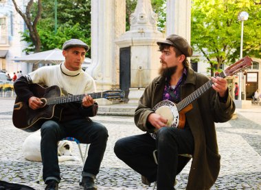 Lisbon, Portekiz - 22 Nisan 2015: gitar ve banjo şehir meydanında turistler ve vatandaşların için oynarken kimliği belirsiz iki müzisyen.
