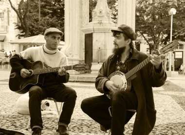 Lisbon, Portekiz - 22 Nisan 2015: gitar ve banjo şehir meydanında turistler ve vatandaşların için oynarken kimliği belirsiz iki müzisyen.