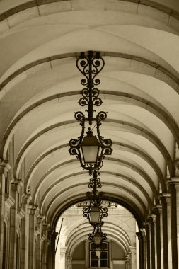 Lizbon Ticaret meydanında Fenerler ve kemerler (Praca do Comercio) Lizbon, Portekiz. Yaşlı fotoğraf. Sepya.
