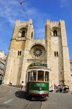 Lisbon, Portekiz - 23 Nisan 2015: Lizbon tarihsel rota ataerkil Katedrali, St. Mary Major önünde dolaşan eski tramvay.