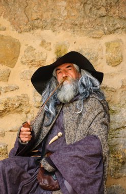 Obidos, Portekiz - 30 Nisan 2015: Gandalf gelen turistler Obidos Ortaçağ Şehir kapısında eğlenceli Yüzüklerin Efendisi olarak tanımlanamayan üst düzey oyuncu gerçekleştirir.