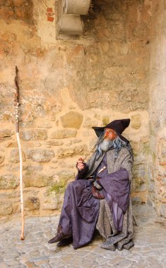 Obidos, Portekiz - 30 Nisan 2015: Gandalf gelen turistler Obidos Ortaçağ Şehir kapısında eğlenceli Yüzüklerin Efendisi olarak tanımlanamayan üst düzey oyuncu gerçekleştirir.
