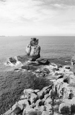 Su güzel kayalarda. Atlantik Okyanusu'nun Sahil yakınındaki Peniche (Portekiz). Siyah ve beyaz.