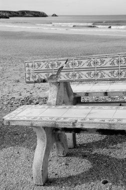 Eski tezgah Seramik (azulejos) ve arka plan vasıl belgili tanımlık kıyı ile dekore edilmiştir. Portekiz. Siyah ve beyaz.