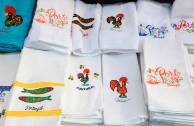 Hediyelik eşya havlu nakış Galo de Barcelos (Barcelos horoz) ve Portekiz Porto (Portekiz semt pazarı, diğer geleneksel semboller ile).