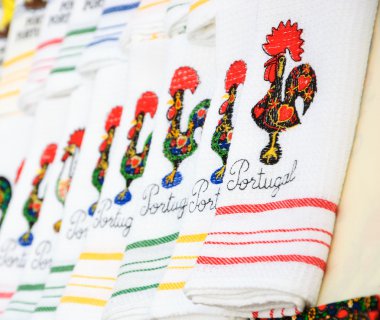 Hediyelik eşya havlu nakış Porto (Portekiz) semt pazarı, Galo de Barcelos (Barcelos horoz) - Portekiz geleneksel sembolü - ile. En yakın havlu üzerinde seçici odak.
