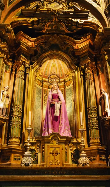 Lissabon, Portugal - 22. April 2015: Statue der Jungfrau Maria in der Kirche des Jeronimos-Klosters. Dieses Kloster ist eines der prominentesten Beispiele des portugiesischen gotischen manuelinischen Stils. — Stockfoto