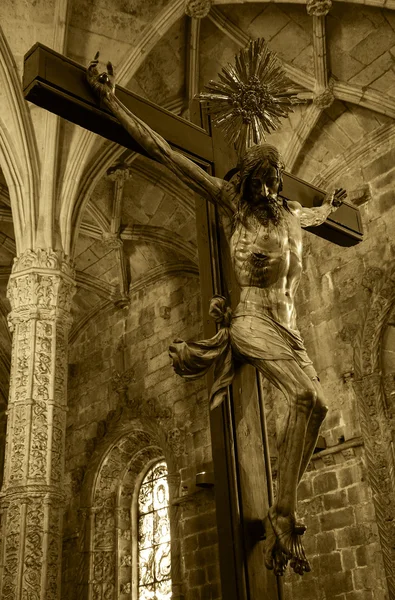 LISBONA, PORTOGALLO - 22 APRILE 2015: Crocifisso e soffitto all'interno della chiesa del Monastero di Jeronimos. Questo monastero è uno degli esempi più importanti dello stile manuelino gotico portoghese . — Foto Stock