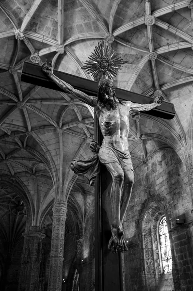 LISBONA, PORTOGALLO - 22 APRILE 2015: Crocifisso e soffitto all'interno della chiesa del Monastero di Jeronimos. Questo monastero è uno degli esempi più importanti dello stile manuelino gotico portoghese . — Foto Stock