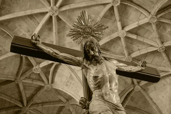LISBOA, PORTUGAL - 22 de abril de 2015: Crucifixo e teto dentro da igreja do Mosteiro dos Jerônimos. Este mosteiro é um dos exemplos mais proeminentes do estilo manuelino gótico português . — Fotografia de Stock
