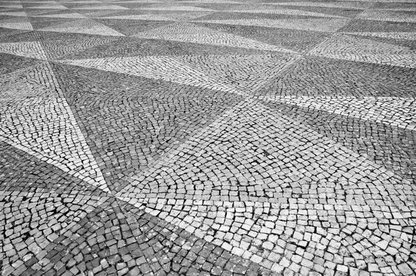 Mosaic tiles pavement background. Triangle paving. Aged photo. Black and white. — Stock Photo, Image