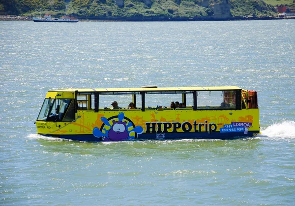 Lissabon, Portugal - April 22, 2015: Amfibie sightseeingbuss Hippotrip korsar floden Tejo med turister. — Stockfoto