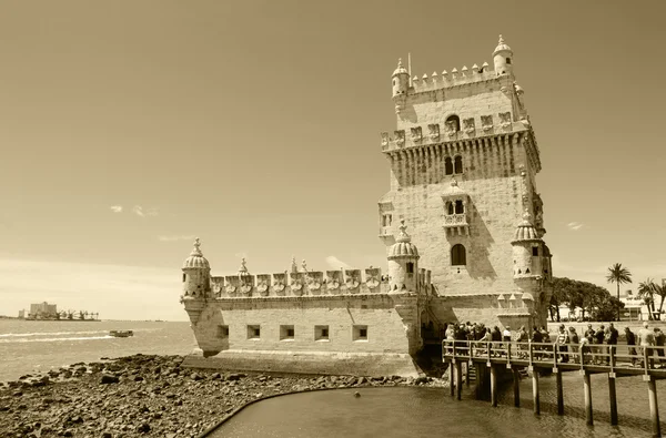 Torre Belem y turistas esperando en fila. Lisboa, Portugal. Sepia . — Foto de Stock