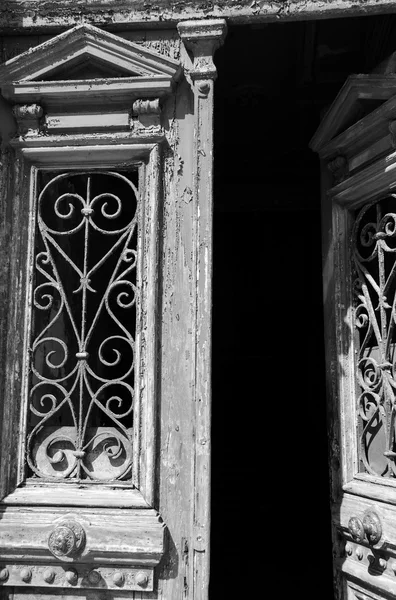 Otevřené dveře s tlačítky zvonku. Vchod do staré obytné budovy v centru Lisabonu (Portugalsko). Hra světla a stínu. Černobílé fotografie. — Stock fotografie