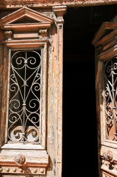 Opened door with bell buttons. Entrance to the old residential building in the centre of Lisbon (Portugal). A game of light and shadow. — Stock Photo, Image