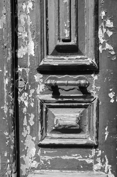 Porta de madeira desgastada. Lisboa, Portugal. Foto envelhecida. Preto e branco . — Fotografia de Stock