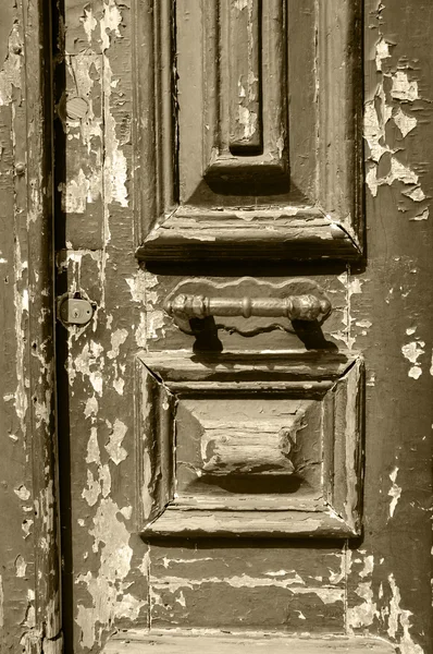 Porta de madeira desgastada. Lisboa, Portugal. Foto envelhecida. Sépia . — Fotografia de Stock