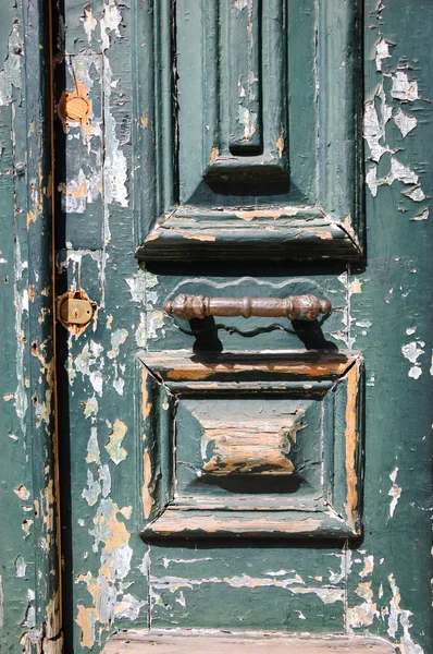 Puerta de madera envejecida. Lisboa, Portugal . — Foto de Stock