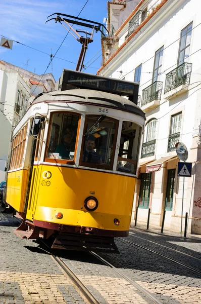 LISBOA, PORTUGAL - 22 DE ABRIL DE 2015: Antiguo tranvía amarillo que circula por el centro histórico de Lisboa. Este pequeño tranvía es uno de los símbolos más reconocibles de Lisboa . — Foto de Stock