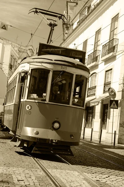 LISBOA, PORTUGAL - 22 DE ABRIL DE 2015: Antiguo tranvía que circula por el centro histórico de Lisboa. Este pequeño tranvía es uno de los símbolos más reconocibles de Lisboa . — Foto de Stock
