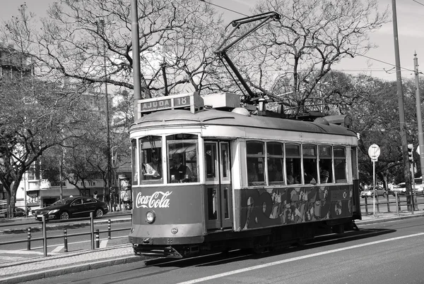 里斯本, 葡萄牙-2015年4月22日: 旧电车与可口可乐广告流通里斯本历史中心。可口可乐公司成立于19世纪. — 图库照片
