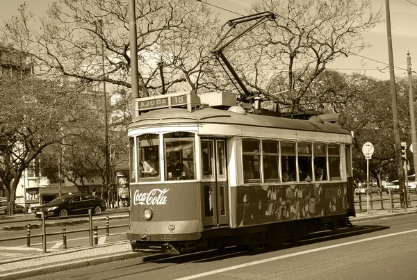 Lisbon, Portekiz - 22 Nisan 2015: Eski tramvay Lizbon tarihi merkezinde dolaşan bir Coca Cola reklam ile. 19. yüzyıl içinde Coca-Cola Company kurulmuştur.