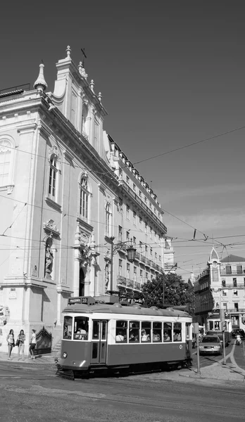 Lissabon, Portugal-22 april 2015: oude tram circuleren in Lissabon historisch centrum in de buurt van onze Lieve Vrouwe van Loreto kerk (Nossa Senhora do Loreto kerk). Het is ook bekend als "kerk van de Italianen." — Stockfoto