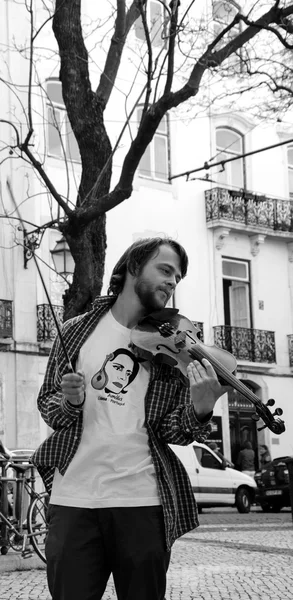 Lissabon, Portugal-22 april 2015: niet-geïdentificeerde violist draagt t-shirt met portret van Amalia Rodrigues (bekend als "Koningin van de fado") speelt muziek op stadsplein voor de toeristen en burgers. — Stockfoto