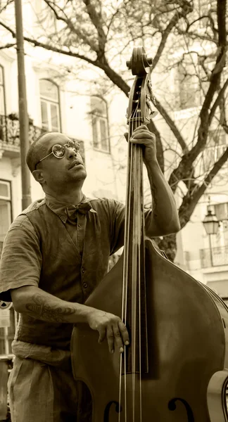 LISBONNE, PORTUGAL - 22 AVRIL 2015 : Musicien de rue non identifié en lunettes de soleil se produit devant les touristes et les citoyens sur la place de la ville . — Photo