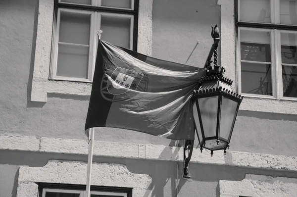 Portugiesische Flagge auf dem Haus in der Innenstadt von Lissabon. Altersfoto. schwarz-weiß. — Stockfoto