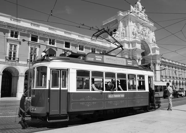 LISBOA, PORTUGAL - 22 DE ABRIL DE 2015: Turistas en tranvía tradicional en la Plaza del Comercio (Praca do Comercio ). — Foto de Stock