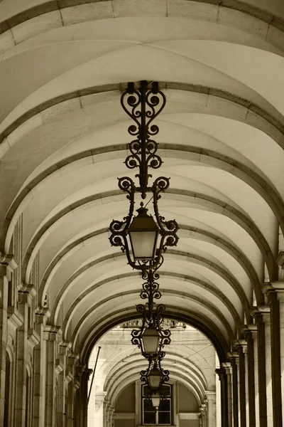 Linternas y arcos en la Plaza del Comercio (Praca do Comercio) en Lisboa, Portugal. Foto envejecida. Sepia . — Foto de Stock