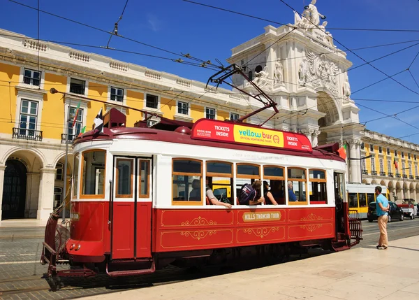 LISBONA, PORTOGALLO - 22 APRILE 2015: Turisti in tram rosso tradizionale in piazza Commerce (Praca do Comercio ). — Foto Stock