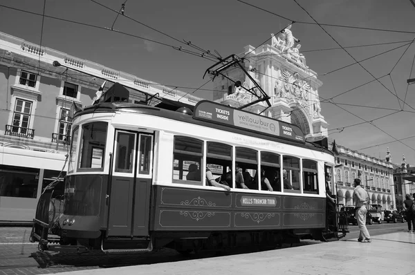 LISBOA, PORTUGAL - 22 DE ABRIL DE 2015: Turistas en tranvía tradicional en la Plaza del Comercio (Praca do Comercio ). —  Fotos de Stock