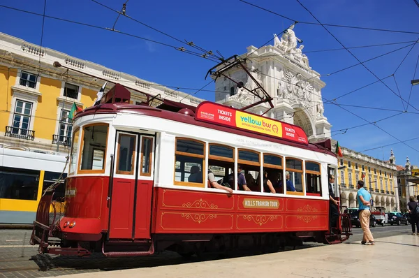 LISBOA, PORTUGAL - 22 DE ABRIL DE 2015: Turistas en tranvía rojo tradicional en la Plaza del Comercio (Praca do Comercio ). — Foto de Stock