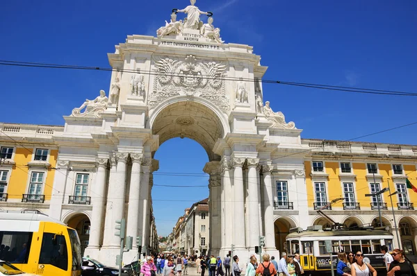 LISBONA, PORTOGALLO - 22 APRILE 2015: Turisti e cittadini vicino all'Arco di Rua Augusta in Piazza del Commercio (Praca do Comercio ). — Foto Stock