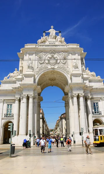 LISBOA, PORTUGAL - 22 DE ABRIL DE 2015: Turistas y ciudadanos que pasan por el cruce de caminos cerca del Arco de la Rua Augusta en la Plaza del Comercio (Praca do Comercio ). — Foto de Stock