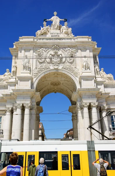 Lisbon, Portugal - 22 April 2015: Toeristen, burgers en moderne tram vlakbij de Rua Augusta boog bij Commerce square (Praca do Comercio). — Stockfoto