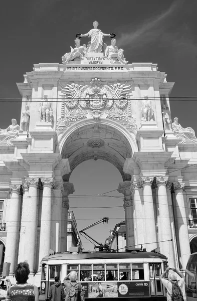 Lisbon Portugal April 2015 Toeristen Burgers Tram Bedekt Met Advertenties — Stockfoto