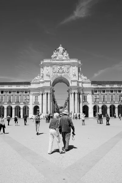 LISBON, PORTUGAL - APRIL 22, 2015: Senior tourists visiting the Commerce square (Praca do Comercio) and Rua Augusta Arch at background. — Stock Photo, Image