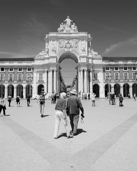 LISBON, PORTUGAL - APRIL 22, 2015: Senior tourists visiting the Commerce square (Praca do Comercio) and Rua Augusta Arch at background. — Stock Photo, Image