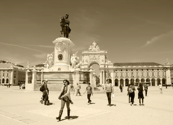 Lisbon, Portugal - 22 April 2015: Toeristen en burgers bij Commerce square (Praca do Comercio). — Stockfoto