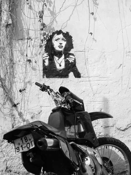 LISBOA, PORTUGAL - 23 de abril de 2015: Retrato de grafite da fadista Amália Rodrigues, conhecida como "Rainha do Fado" ". — Fotografia de Stock