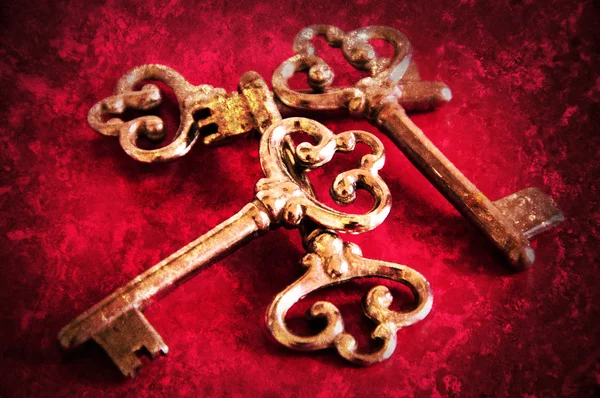 Four vintage keys. Retro aged toned photo with scratches. — Stock Photo, Image