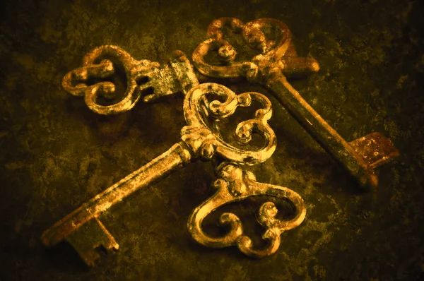 Four vintage keys. Retro aged toned photo with scratches. — Stock Photo, Image