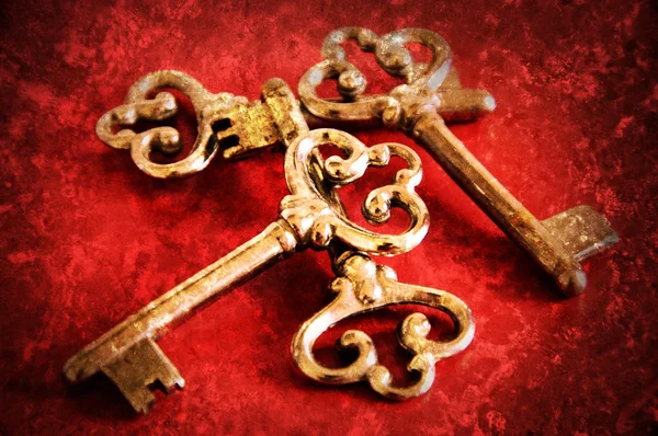 Four vintage keys. Retro aged toned photo with scratches. — Stock Photo, Image